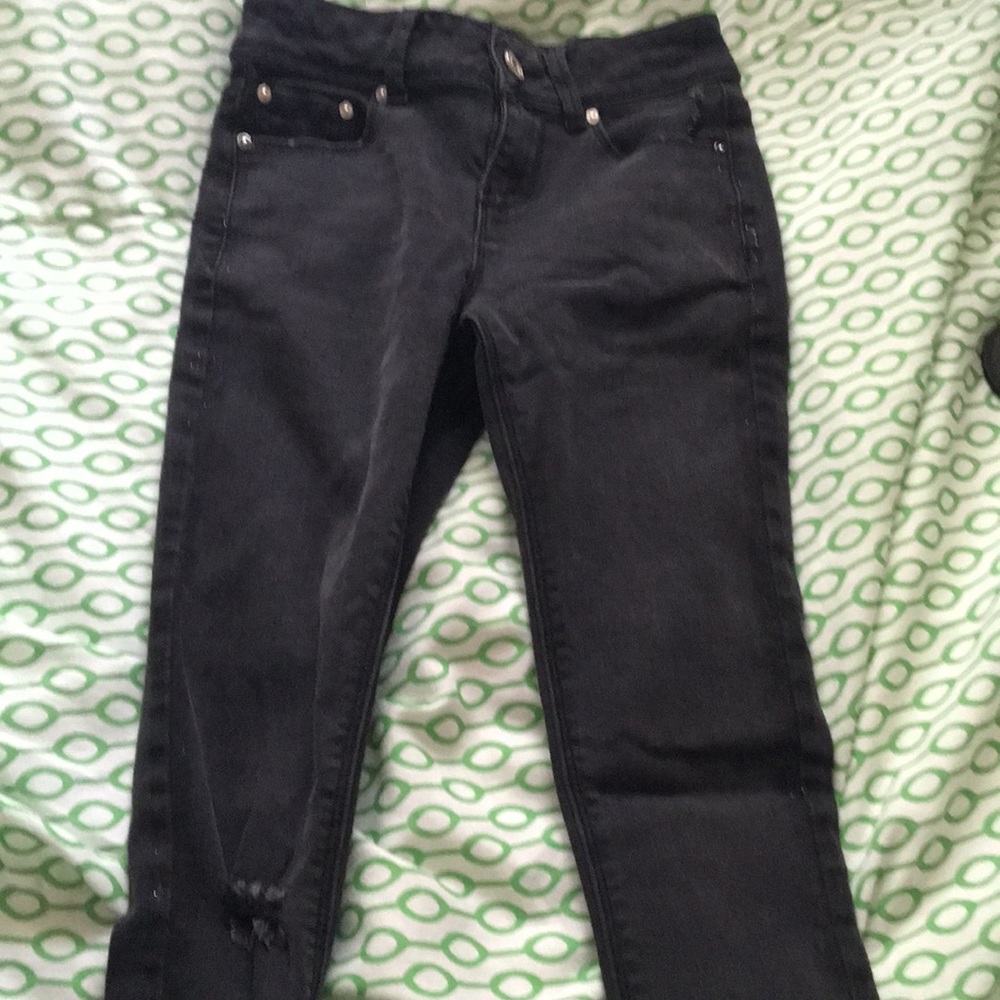 BLACK RIPED JEANS